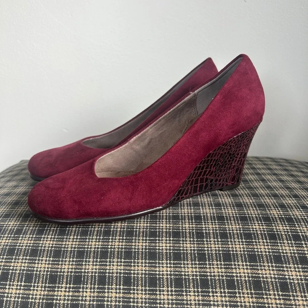 Aerosoles Heelrest Snakeskin Detail Suede Wedge Pumps Size 5.5 Burgundy‎